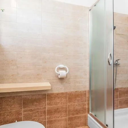 ヴィラ Sleeps 7 Pool Air Con Wifi Šumber