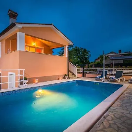 ヴィラ Sleeps 7 Pool Air Con Wifi *