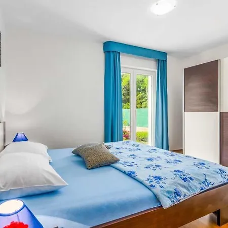 Sleeps 7 Pool Air Con Wifi Šumber