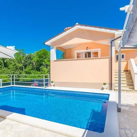 Sleeps 7 Pool Air Con Wifi Šumber