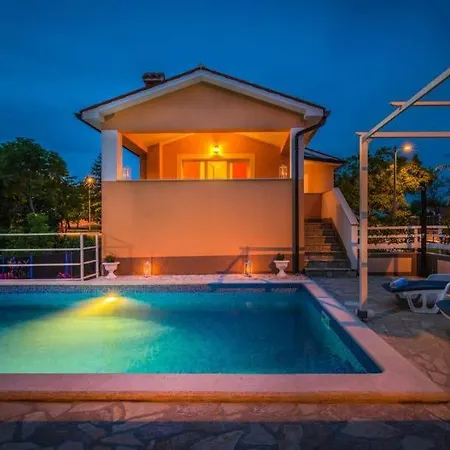 Villa Sleeps 7 Pool Air Con Wifi